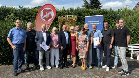 Europaminister Manfred Pentz mit Vertreterinnen und Vertreter der Vereine am Rande der Übergabe der Bescheide