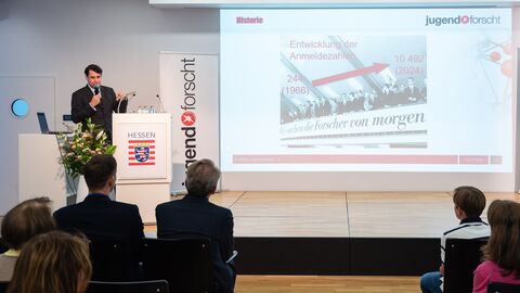 Dr. Daniel Giese Leiter Kommunikation & Public Affairs, Stiftung Jugend forscht e.V. Dr. Daniel Giese am Rednerpult
