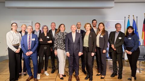 Gruppenbild des Europaministers Manfred Pentz  und der Teilnehmerinnen und Teilnehmern der Diskussionsveranstaltung in Brüssel.