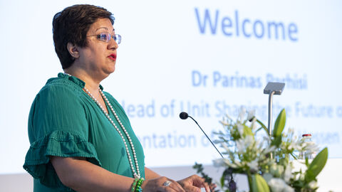 Dr. Parinas Parhisi, Referatsleiterin zur Gestaltung der Zukunft der EU Dr. Parinas Parhisi am Rednerpult