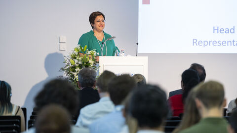 Dr. Parinas Parhisi, Referatsleiterin zur Gestaltung der Zukunft der EU Dr. Parinas Parhisi am Rednerpult