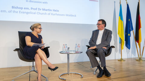 Katrin Pribyl, EU-Korrespondentin und Bischof em. Professor Dr. Martin Hein im Gespräch Katrin Pribyl, EU-Korrespondentin und Bischof em. Professor Dr. Martin Hein im Gespräch