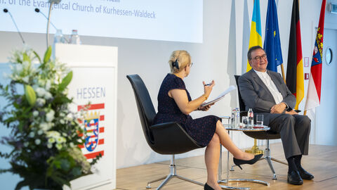 Katrin Pribyl, EU-Korrespondentin und Bischof em. Professor Dr. Martin Hein im Gespräch Katrin Pribyl, EU-Korrespondentin und Bischof em. Professor Dr. Martin Hein im Gespräch