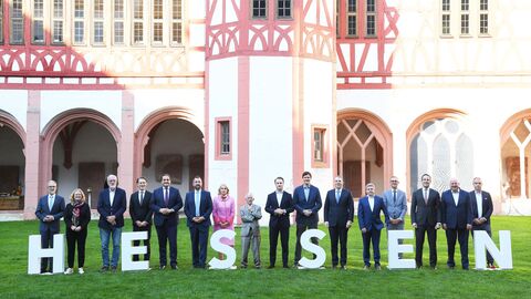 Gruppenfoto der Beteiligten an der Ministerpräsidentenkonferenz 2024. Gruppenfoto