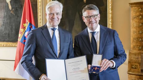 Ministerpräsident Boris Rhein mit Professor Dr. Andreas Dombret bei der Auszeichnung. Ministerpräsident Boris Rhein überreicht Professor Dr. Andreas Dombret das Verdienstkreuz 1. Klasse.