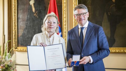Ministerpräsident Boris Rhein mit Claudia Kott bei der Auszeichnung. Ministerpräsident Boris Rhein überreicht Claudia Kott das Verdienstkreuz am Bande.