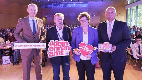 Vertreter der Landesregierung beim Ehrenamts-Kongress. Vertreter der Landesregierung beim Ehrenamts-Kongress.