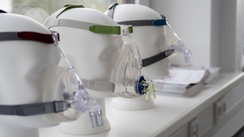 Produkte von Löwenstein Medical Innovation beim Besuch von Ministerpräsident Rhein Drei künstliche Kopf-Attrappen mit jeweils einer Beatmungs-Maske