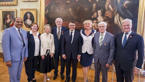 Boris Rhein und die sieben hessischen Persönlichkeiten. Boris Rhein überreicht Verdienstorden an sieben hessische Persönlichkeiten. Von links nach rechts: Salomon Assefa, Annette Ruske-Wolf, Claudia Kott, Kurt Liebermeister, Ministerpräsident Boris Rhein, Bettina Schmitt, Rainer Klett, Prof. Dr. Andreas Dombret
