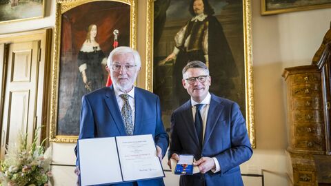 Ministerpräsident Boris Rhein mit Kurt Liebermeister bei der Auszeichnung. Ministerpräsident Boris Rhein überreicht Kurt Liebermeister das Verdienstkreuz am Bande.