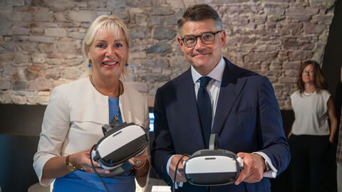 Starke Heimat Hessen Ministerpräsident Boris Rhein und Digitalministerin Sinemus mit VR-Brillen