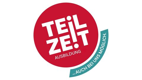 Es ist ein Logo zu sehen. Auf einem dunkelroten Kreis steht in weißer Druckschrift "Teilzeit-Ausbildung", auf einem petrolfarbigen, leicht gebogenen Streifen darunter steht ebenfalls in weißer Druckschrift "...auch bei uns möglich".