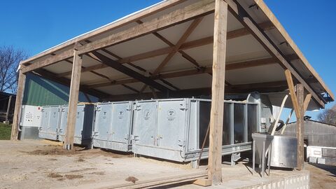 Überdachung für die Futterkomponenten und des Futterroboters Überdachung für die Futterkomponenten und des Futterroboters