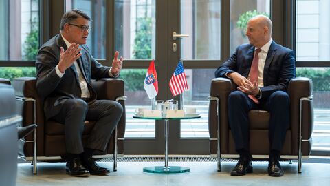 Ministerpräsident Boris Rhein hat am Montag in der Wiesbadener Staatskanzlei den neuen amerikanischen Generalkonsul Brian Heath empfangen. Zwei Personen sitzen und unterhalten sich.