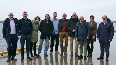 Entbürokratisierungsminister Pentz mit weiteren Personen in einem Hafenbereich.