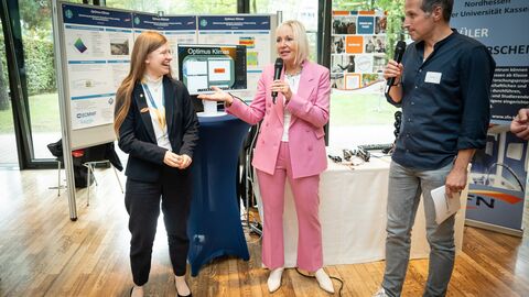 Die Ministerin im Gespräch mit Jugend-Forscht-Gewinnerin Lilly Schwarz und Moderator Willi Weitzel