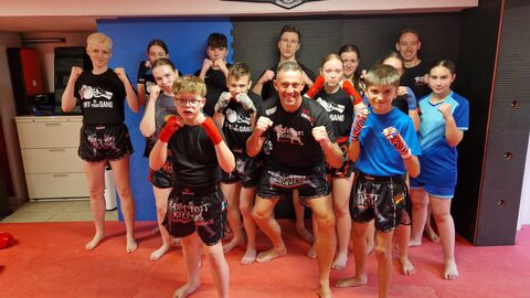 Kampfsport-Kirchvers e. V. Schülerinnen und Schüler mit dem Trainer