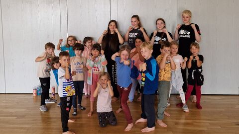 Kampfsport-Kirchvers e. V. Kinder posieren für die Kamera