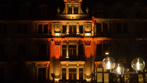 Die Hessische Staatskanzlei wird am Abend in Orange angestrahlt.