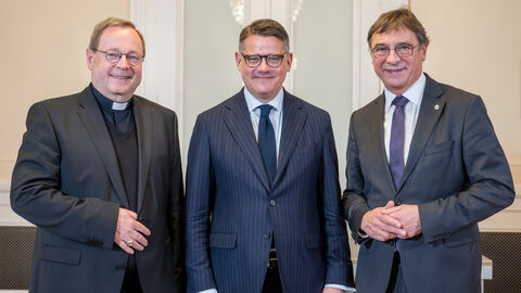 Ministerpräsident Boris Rhein mit dem Vorsitzenden der Deutschen Bischofskonferenz und Bischof von Limburg, Dr. Georg Bätzing, und dem Kirchenpräsidenten der Evangelischen Kirche in Hessen und Nassau, Dr. Dr. h.c. Volker Jung 