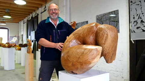 Kunst in Licher Scheunen Ein Mann bei der Ausstellung