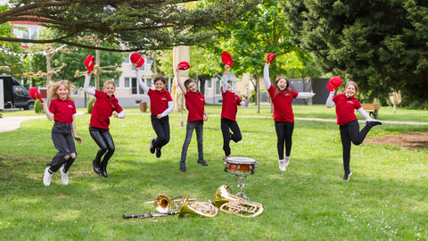 Brass’n’Spass – Musik einfach selber machen bei den Kid.Chatts Kinder springen hoch