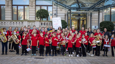 Brass’n’Spass – Musik einfach selber machen bei den Kid.Chatts Gruppenfoto vor der Hessischen Staatskanzlei