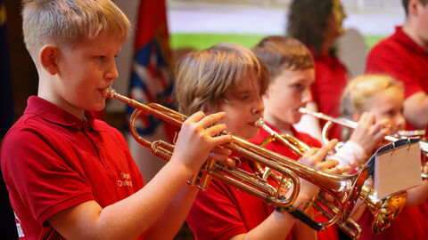 Brass’n’Spass – Musik einfach selber machen bei den Kid.Chatts Ein Kind spielt ein Instrument