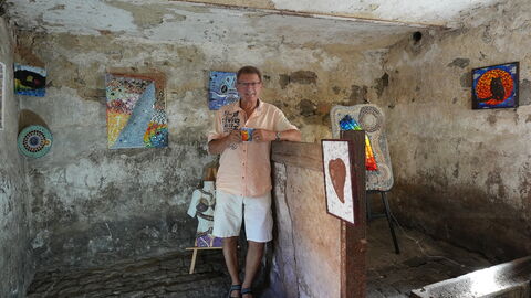 Kunst in Licher Scheunen Ein Mann zwischen Gemälden