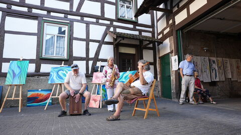 Kunst in Licher Scheunen Open-Air-Ausstellung mit musikalischer Begleitung
