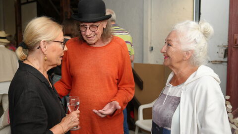 Kunst in Licher Scheunen Gespräch zwischen drei Personen