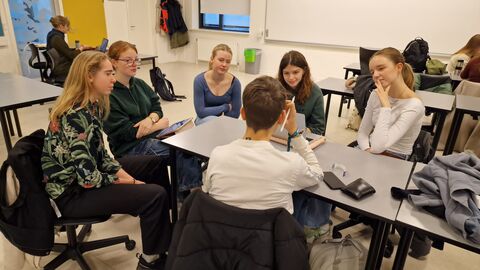 Schülergruppe der Goetheschule Wetzlar Schülergruppe am Tisch