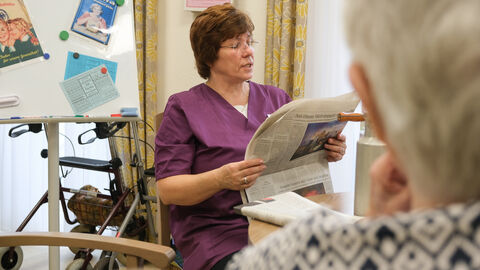 „Soziale Anlauf- und Begegnungsstätte für alle Generationen – DAS INNOVATIVE SOZIALZENTRUM“ Eine Mitarbeiterin liest aus der Zeitung vor