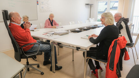 „Soziale Anlauf- und Begegnungsstätte für alle Generationen – DAS INNOVATIVE SOZIALZENTRUM“ Besprechung mit mehreren Personen