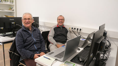 „Soziale Anlauf- und Begegnungsstätte für alle Generationen – DAS INNOVATIVE SOZIALZENTRUM“ Zwei Männer sitzen vor ihren Notebooks