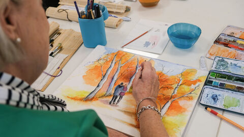 Eine Frau malt ein Bild