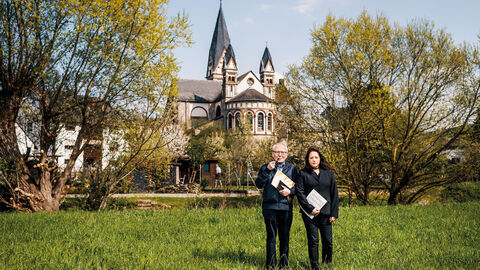 Wir für unser Dorf Eine Frau und ein Mann stehen auf der Wiese