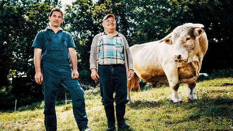 Wir für unser Dorf Zwei Männer auf der Wiese