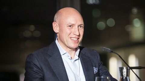 Mann steht lächelnd am Rednerpult, vor ihm ein Mikrofon: Der Hessische Minister für Bundes- und Europaangelegenheiten, Internationales  und Entbürokratisierung und Bevollmächtigte des Landes Hessen beim Bund Manfred Pentz