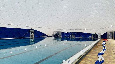 Blick in eine Traglufthalle über einem Schwimmbecken.