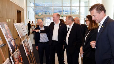 Antisemitismusbeauftragter Becker steht mit weiteren Personen in der Ausstellung und betrachtet Ausstellungsstücke.