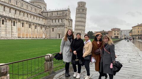 Gruppe von Schülerinnen in Italien Gruppe von Schülerinnen in Italien