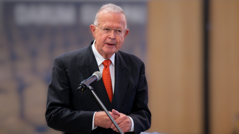 Karl Starzacher an einem Rednerpult