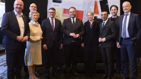 Neun Menschen, unter anderem Ministerpräsident Boris Rhein, Wissenschaftsminister Timon Gremmels, Kulturdezernentin Dr. Ina Hartwig und Frankfurts Oberbürgermeister Mike Josef, die die Pläne für den neuen Kulturcampus auf dem ehemaligen Universitätsgelände in Bockenheim vorstellen
