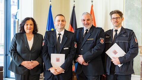 Staatssekretärin Karin Müller bei der Übergabe der Belobigungen in der Staatskanzlei