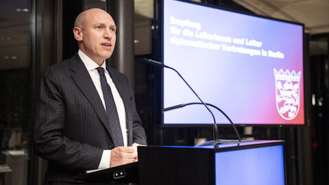 Europaminister Pentz steht an einem Rednerpult und spricht.