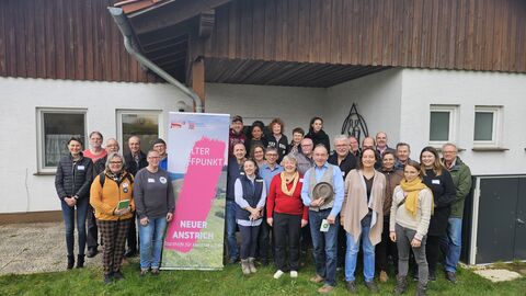 Die Mitglieder des Netzwerktreffens versammeln sich vor dem Dorfgemeinschaftshaus. 
