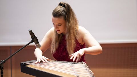 Zithersolistin Tajda Krajnc beim Slowenischen Salon im September 2022