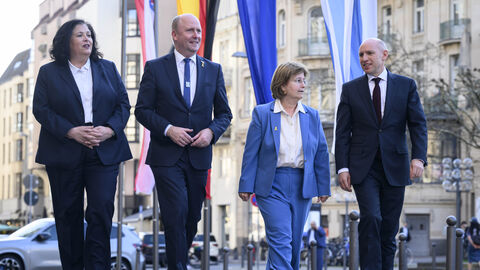 Staatssekretärin Karin Müller, Uwe Becker, Antisemitismusbeauftragter der Landesregierung, Talya Lador-Fresher, Generalkonsulin von Israel und Europaminister Manfred Pentz laufen zur Staatskanzlei.