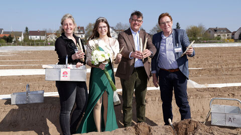 Eröffnung der Spargelsaison 2025 Gruppenfoto von Ministerpräsident Rhein, der Hessischen Spargelkönigin sowie weiteren Personen auf einem Spargelfeld.